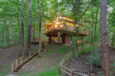 White Oak  Hocking Hills Treehouse Cabins - Elevate your next getaway at Hocking Hills Treehouse Cabins.
